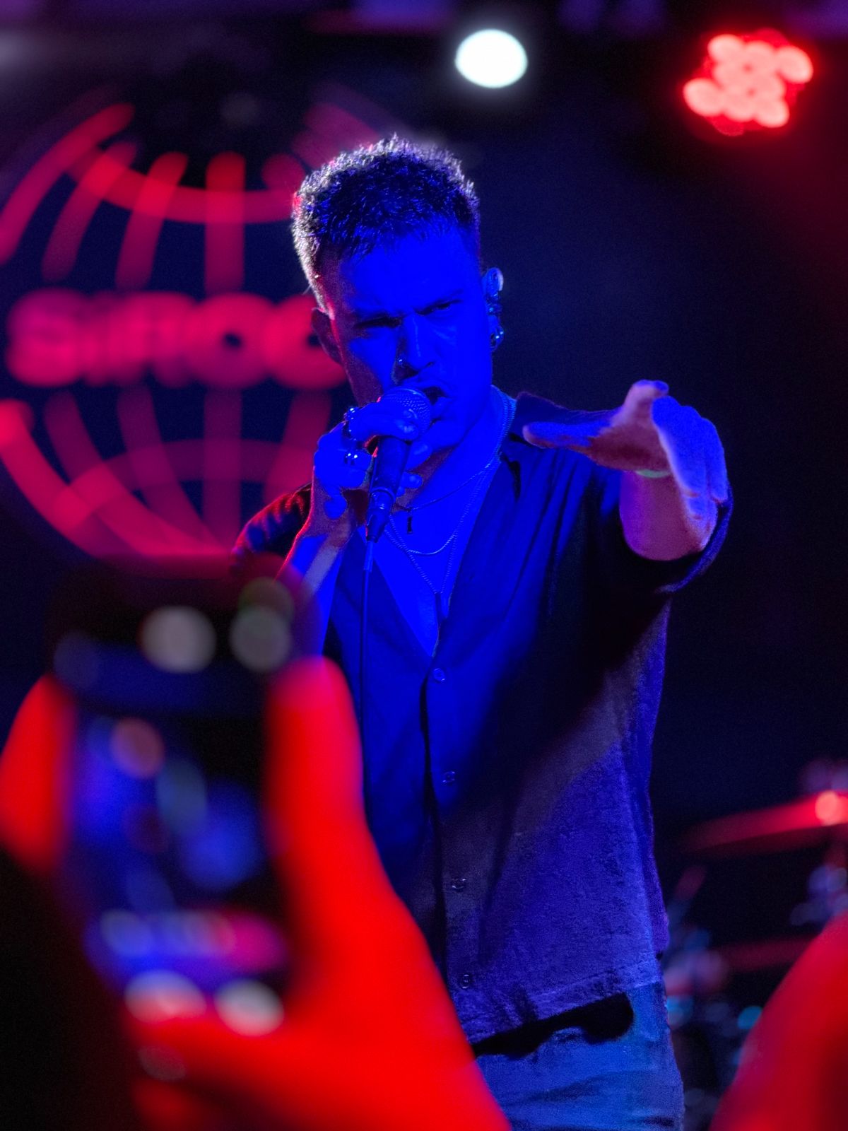 Vocalista de Mr. Cobol en directo